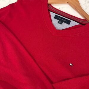 Tommy Hilfiger Men’s Red V-Neck Knit Sweater Classic Preppy Logo Size XL